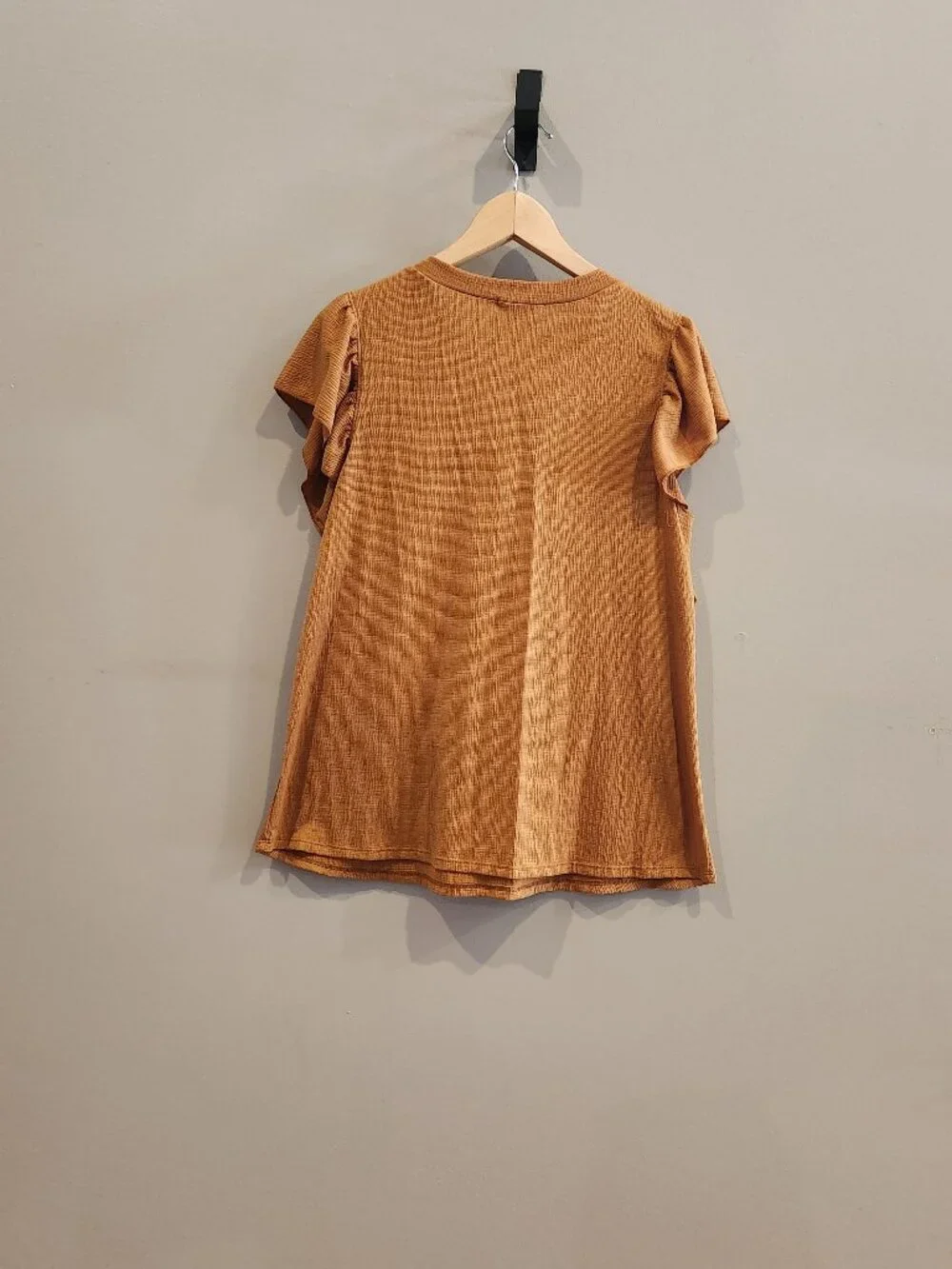C'est Femme Textured Ruffle Pocket Flutter Sleeve Top Rust Brown Medium - Picture 2 of 3